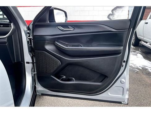 Used 2024 Jeep Grand Cherokee L Laredo image 20