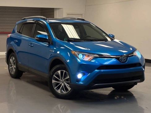 Used 2017 Toyota RAV4 XLE AWD/4WD image 2
