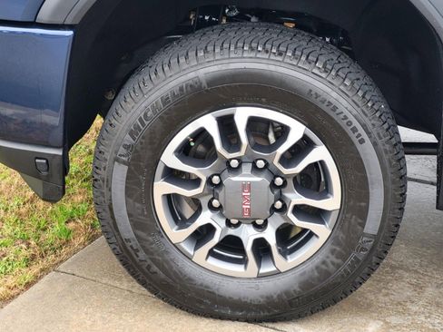 Used 2023 GMC Sierra 2500 AT4 w/ AT4 Preferred Package image 9