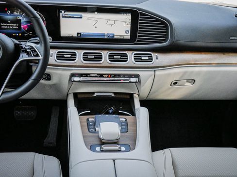 Used 2025 Mercedes-Benz GLS 450 4MATIC image 28