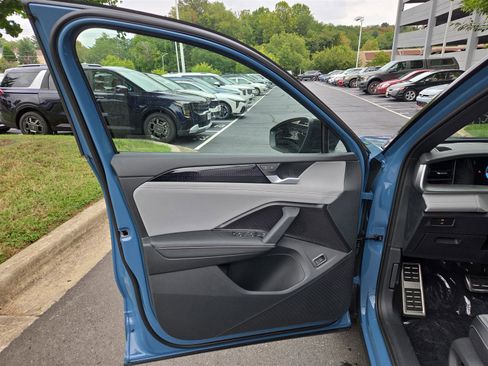 New 2025 Volkswagen Tiguan SE R-Line image 11