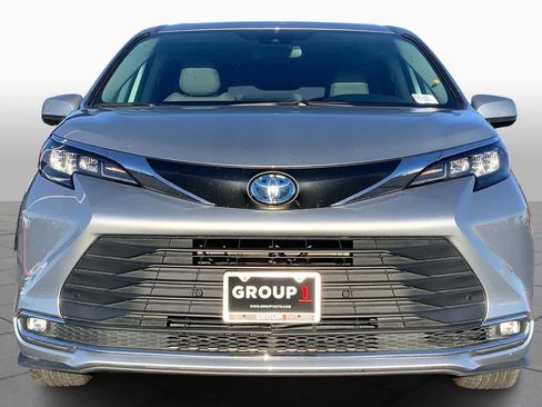 Used 2024 Toyota Sienna XLE image 4