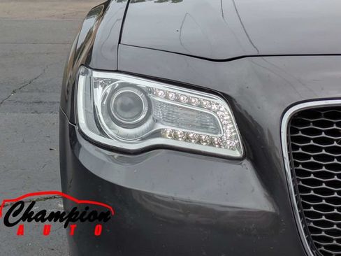 Used 2018 Chrysler 300 Limited RWD image 11