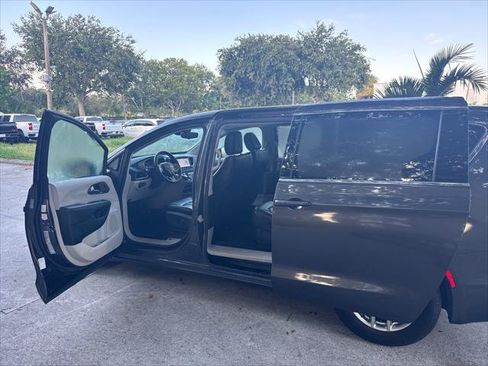 Used 2023 Chrysler Pacifica Touring-L FWD image 11