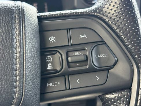 Used 2025 Toyota Tacoma SR5 AWD/4WD image 17