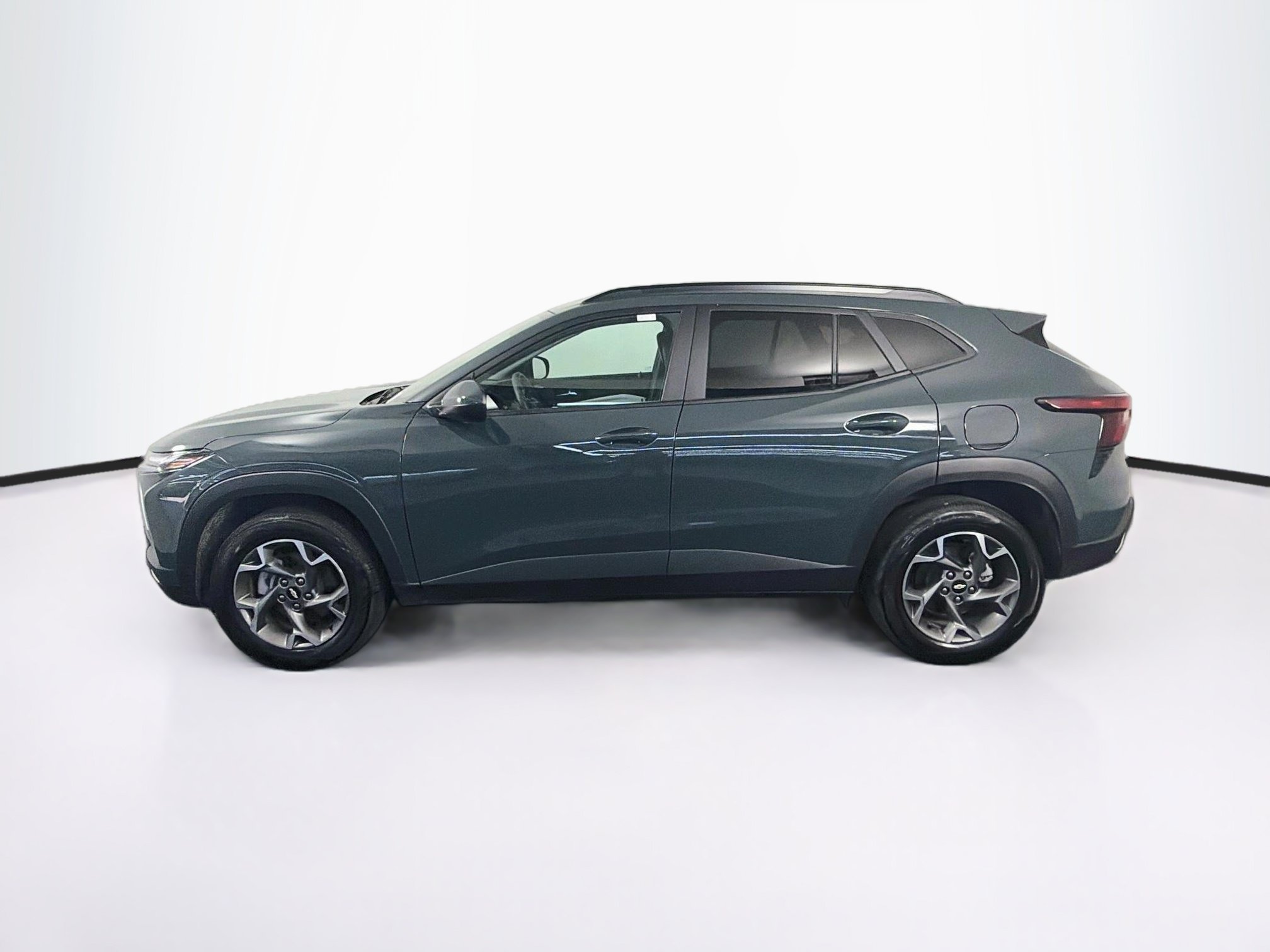 Used 2025 Chevrolet Trax LT FWD image 4