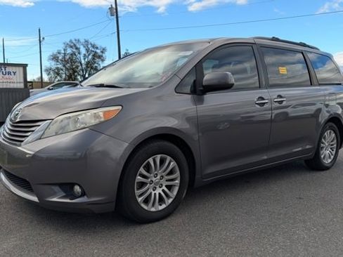 Used 2017 Toyota Sienna XLE image 1
