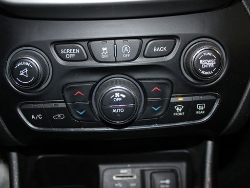 Used 2017 Jeep Cherokee Trailhawk w/ Comfort/Convenience Group image 41