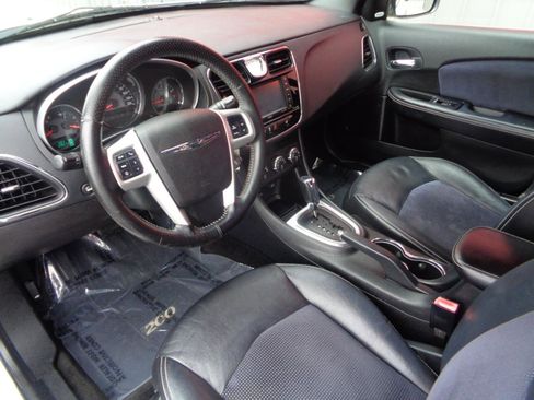 Used 2011 Chrysler 200 S image 2