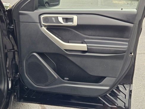 Used 2022 Ford Explorer XLT w/ Equipment Group 202A image 4