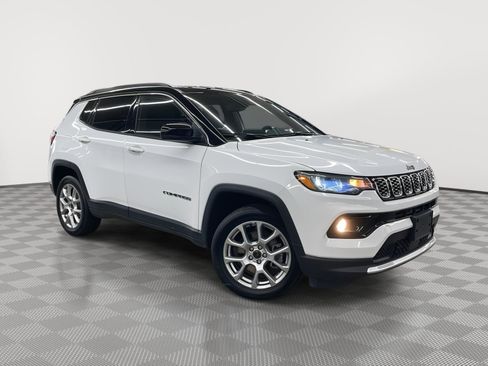 Used 2025 Jeep Compass Limited AWD/4WD image 3