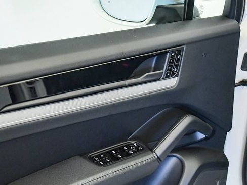 Used 2025 Porsche Cayenne AWD/4WD image 26