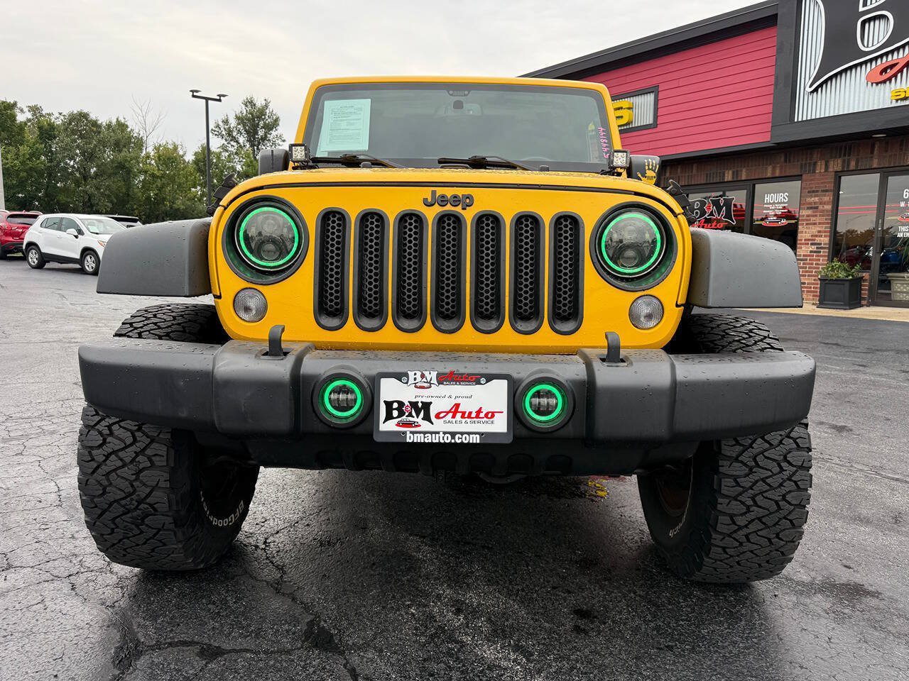 Used 2015 Jeep Wrangler Unlimited Rubicon w/ Connectivity Group AWD/4WD image 2