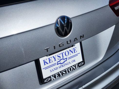 Used 2024 Volkswagen Tiguan SE image 11