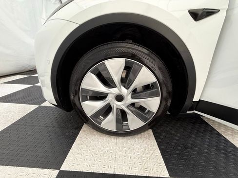 Used 2022 Tesla Model Y Long Range image 10