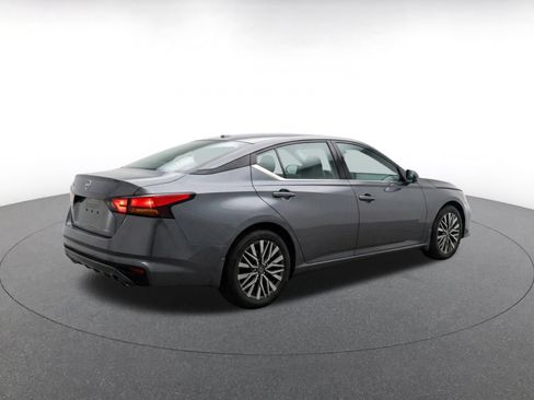 Used 2025 Nissan Altima 2.5 SV FWD image 9