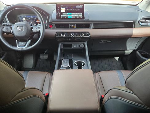Used 2025 Honda Pilot Elite image 16