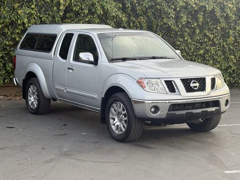 Used 2010 Nissan Frontier LE AWD/4WD image 3