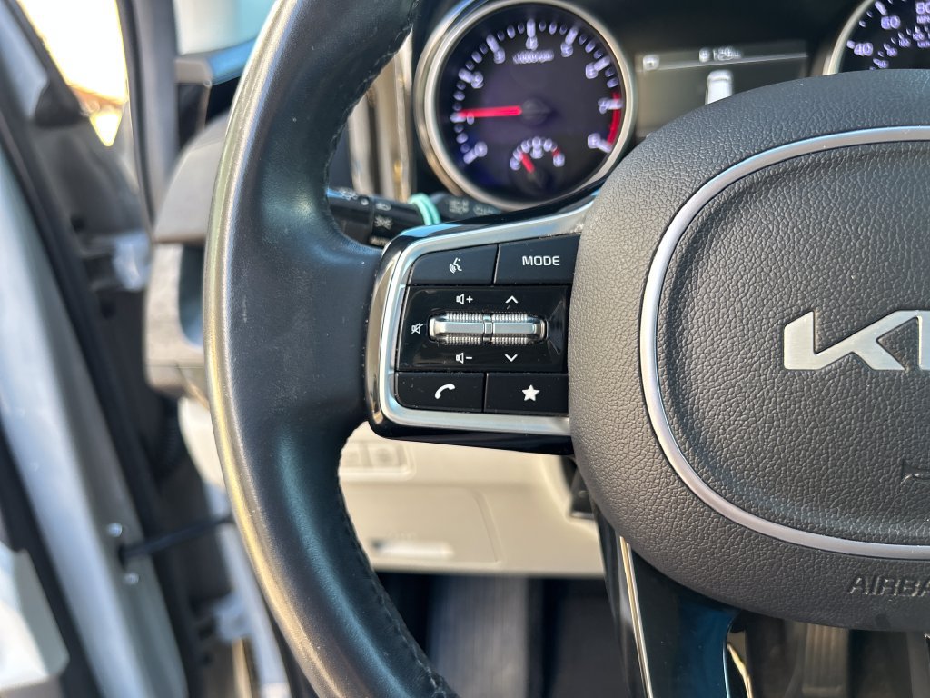 Used 2024 Kia Carnival EX FWD image 22
