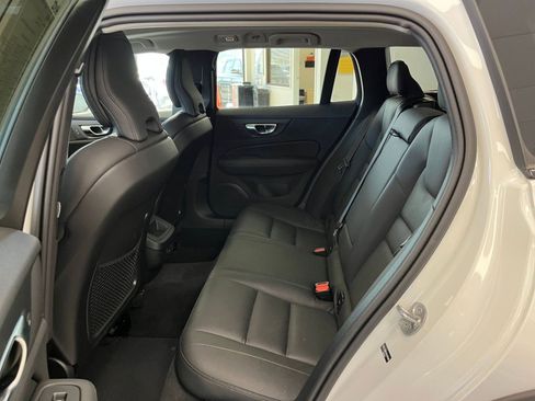 Used 2025 Volvo V60 B5 Cross Country Plus image 26