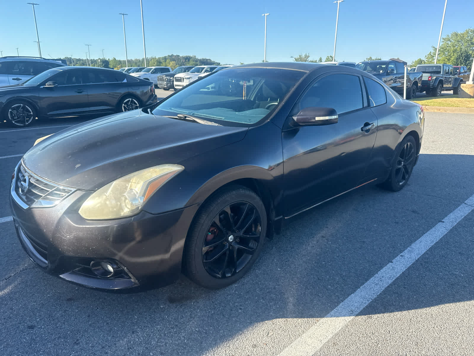 Used 2010 Nissan Altima 3.5 SR FWD image 1
