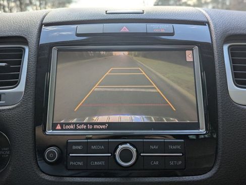 Used 2013 Volkswagen Touareg TDI image 22