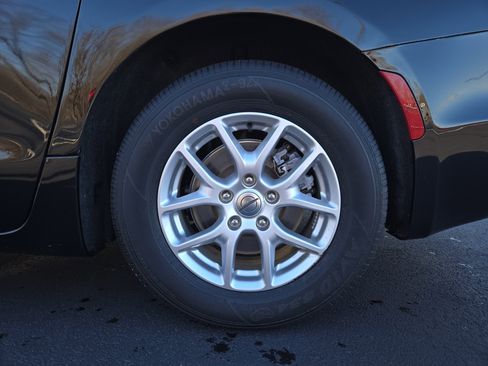 Used 2024 Chrysler Pacifica Touring-L image 11