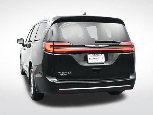Used 2024 Chrysler Pacifica Touring-L FWD image 8