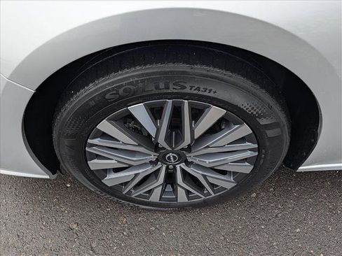 Used 2024 Nissan Altima 2.5 SV image 9