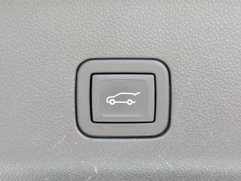 Used 2024 GMC Yukon SLT RWD image 10