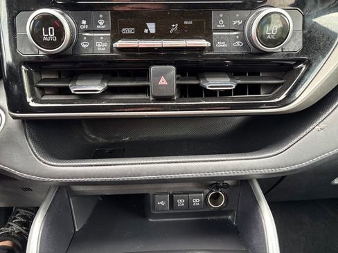 Used 2021 Toyota Highlander L AWD/4WD image 19
