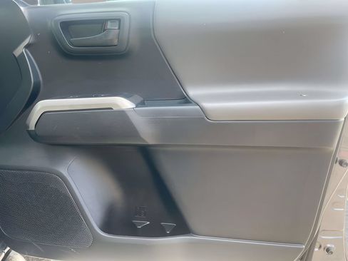 Used 2016 Toyota Tacoma SR5 RWD image 8