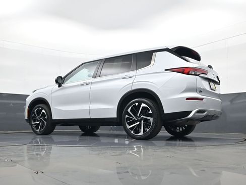 Used 2024 Mitsubishi Outlander SE image 28