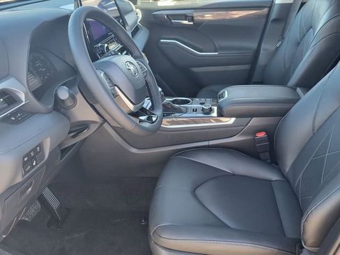 New 2026 Toyota Highlander Platinum image 15