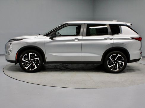 Used 2022 Mitsubishi Outlander SE image 9