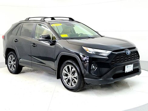 Used 2023 Toyota RAV4 XLE Premium image 7