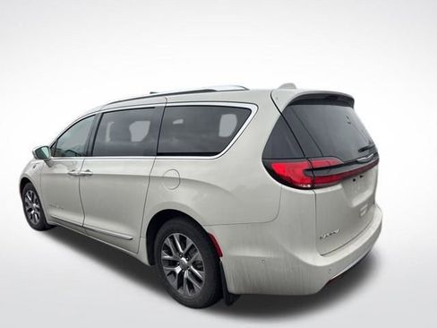 Used 2021 Chrysler Pacifica Pinnacle image 3