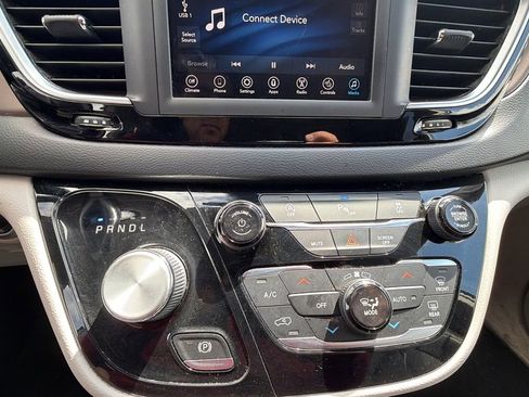 Used 2019 Chrysler Pacifica Touring-L FWD image 19