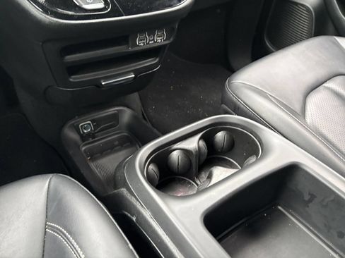 Used 2025 Chrysler Pacifica Select FWD image 42