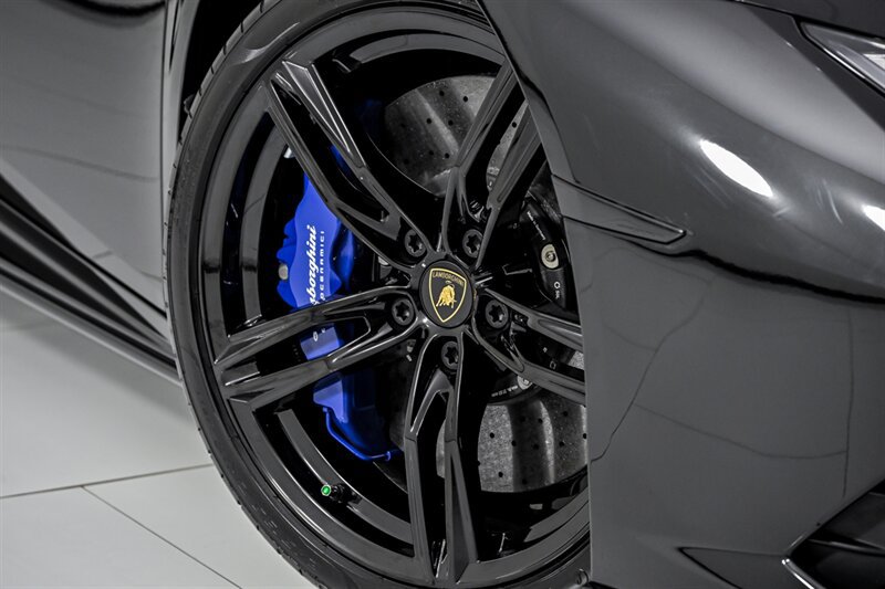 Used 2021 Lamborghini Huracan EVO RWD image 4