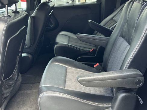 Used 2015 Chrysler Town & Country S FWD image 12