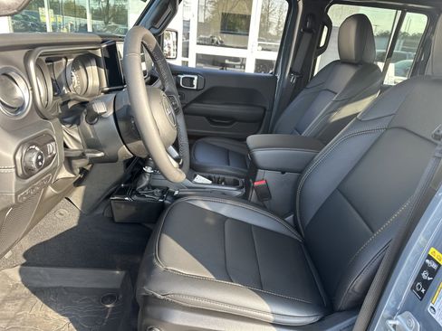 Used 2025 Jeep Gladiator Sport image 13