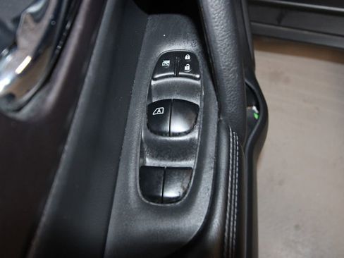 Used 2016 Nissan Rogue SV w/ SV Premium Package image 6