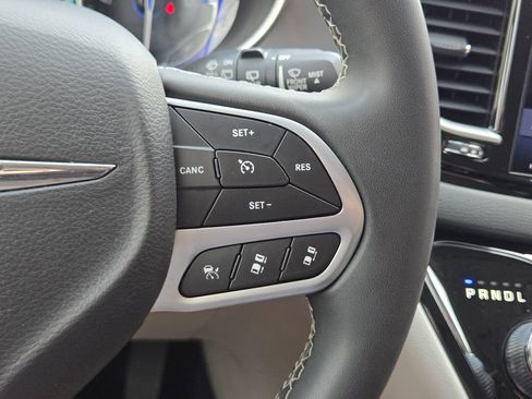 Used 2023 Chrysler Pacifica Touring-L FWD image 29
