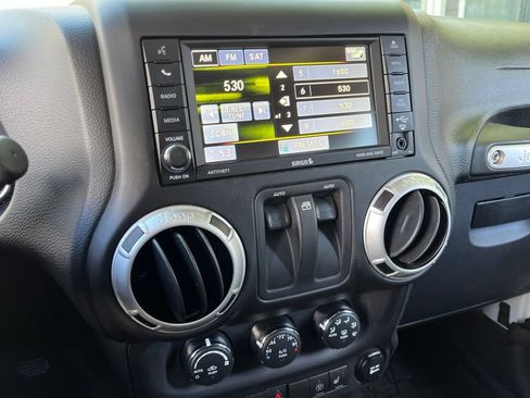Used 2017 Jeep Wrangler Rubicon AWD/4WD image 28