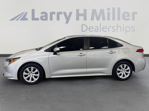 Used 2025 Toyota Corolla LE FWD image 2