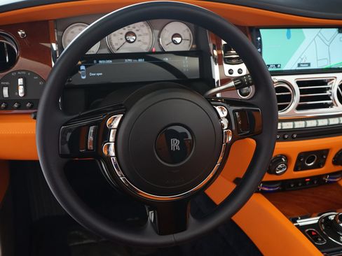 Used 2018 Rolls-Royce Dawn RWD image 13