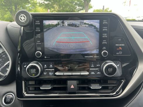 Used 2021 Toyota Highlander XLE AWD/4WD image 19