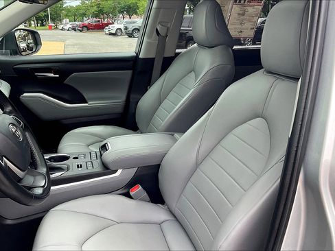 Used 2022 Toyota Highlander XLE AWD/4WD image 30