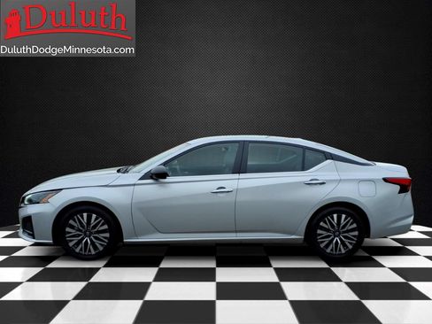 Used 2024 Nissan Altima 2.5 SV FWD image 2